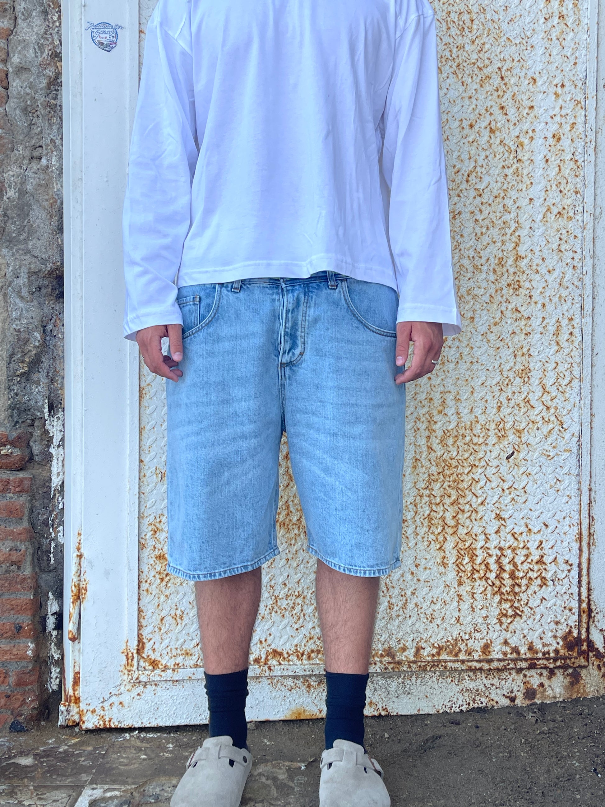 SHORTS IN DENIM