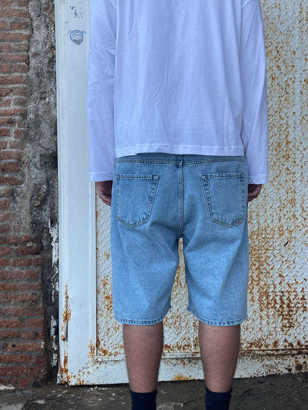 SHORTS IN DENIM