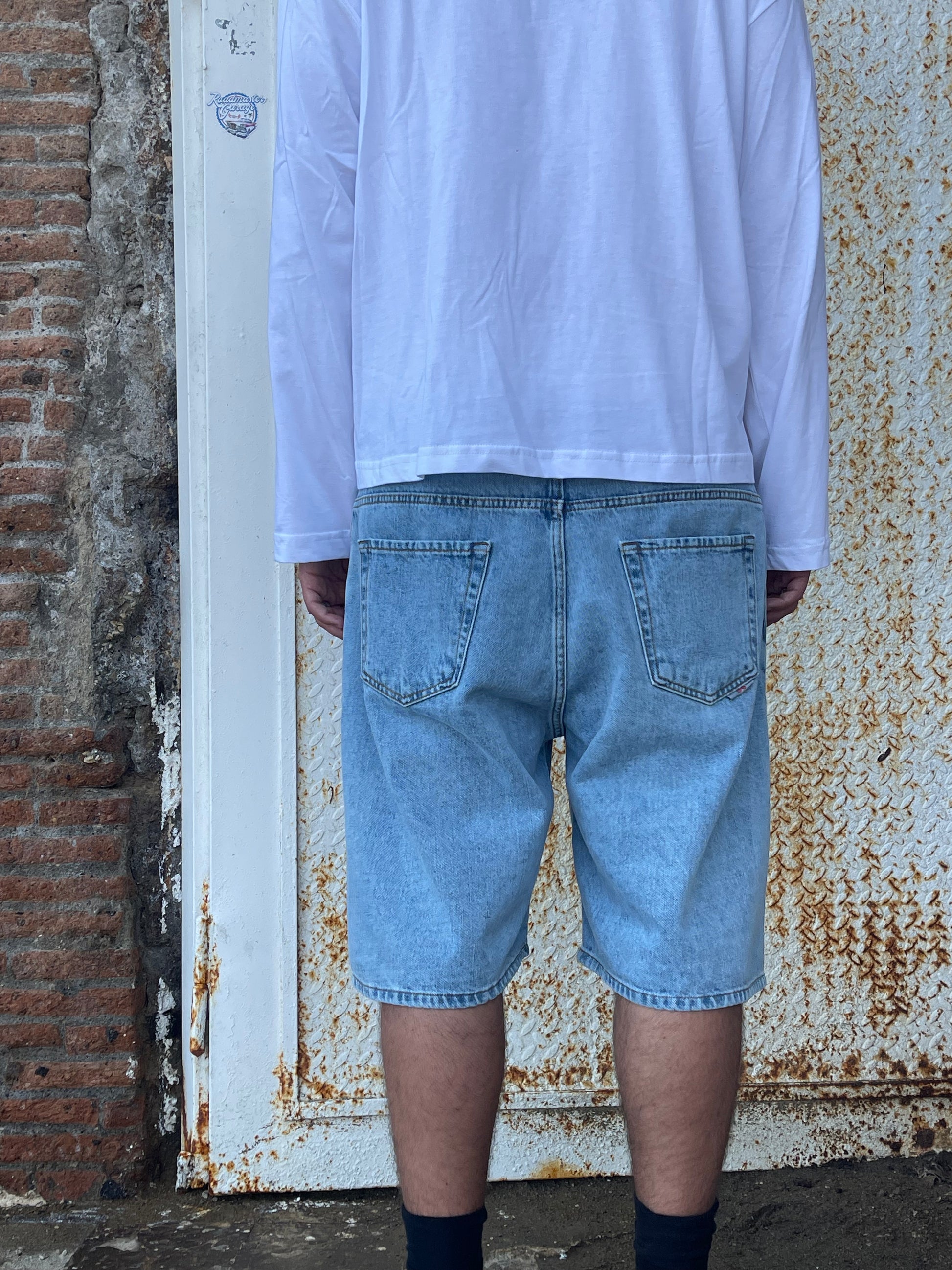 SHORTS IN DENIM